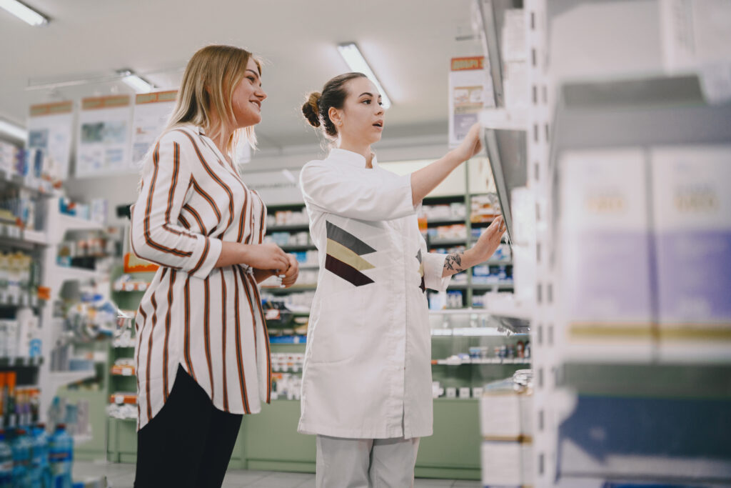Recrutement en pharmacie à Strasbourg : Trouvez votre talent 1 medicine pharmaceutics health care people concept female pharmacist advises buyer