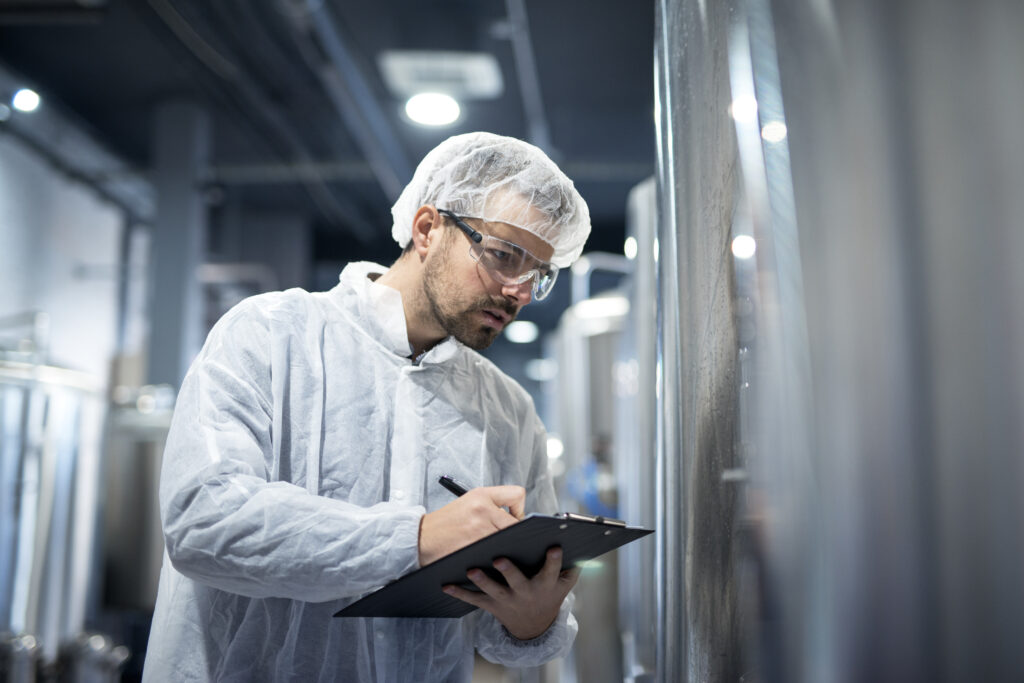 Recruter en contrôle qualité santé à Toulouse 1 professional technologist white protective uniform controlling industrial process production plant